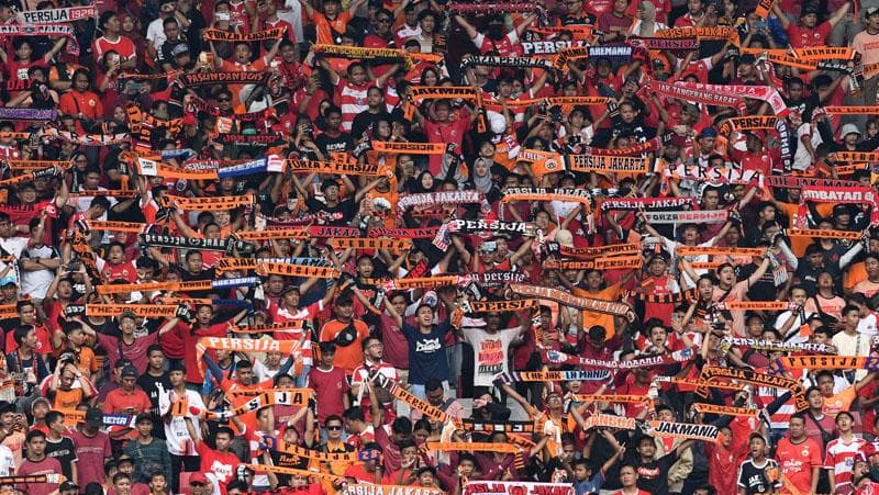 Bonek dan Jakmania Makin Mesra: dari Kawal Bus Persija hingga Nyanyian Sambutan di Stasiun Bonek dan Jakmania Makin Mesra: dari Kawal Bus Persija hingga Nyanyian Sambutan di Stasiun