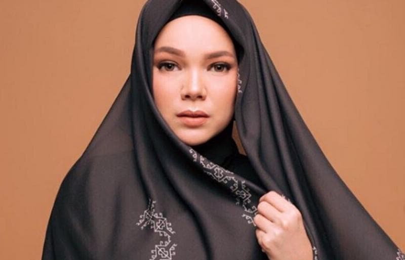 7 Artis Wanita yang Sudah Lebih 5 Tahun Mualaf, Nomor 6 Sudah 3 Kali Pindah Agama 7 Artis Wanita yang Sudah Lebih 5 Tahun Mualaf, Nomor 6 Sudah 3 Kali Pindah Agama
