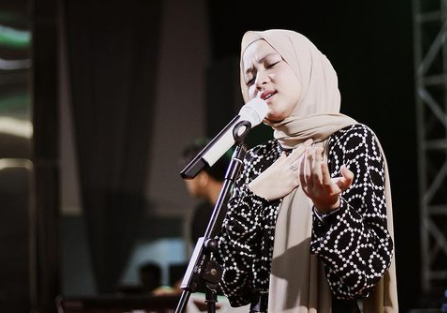 Lirik Lagu Man Ana Lengkap Teks Arab, Latin dan Artinya, Sholawat yang Berisikan Penghormatan kepada Guru Lirik Lagu Man Ana Lengkap Teks Arab, Latin dan Artinya, Sholawat yang Berisikan Penghormatan kepada Guru