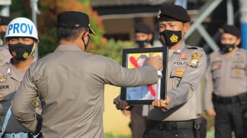 17 Tahun Berkarier di Polri, Bripka SF Dipecat gegara Hamili Istri Orang di Rote Ndao 17 Tahun Berkarier di Polri, Bripka SF Dipecat gegara Hamili Istri Orang di Rote Ndao