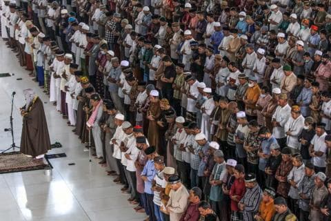 Tata Cara Sholat Idul Fitri dan Bacaannya Beserta Amalan Sunnah Tata Cara Sholat Idul Fitri dan Bacaannya Beserta Amalan Sunnah