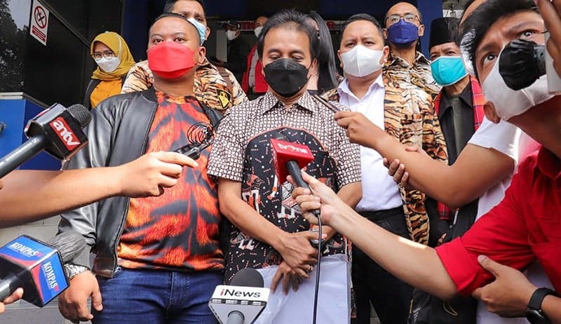 Roy Suryo Dilaporkan ke Bareskrim Polri terkait Tudingan Gibran Pakai 3 Mikrofon Roy Suryo Dilaporkan ke Bareskrim Polri terkait Tudingan Gibran Pakai 3 Mikrofon