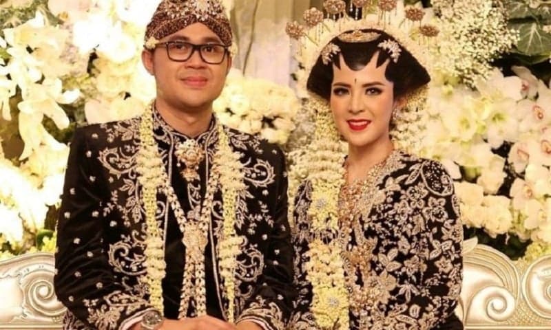 7 Baju Adat Jawa Timur dan Ciri Khasnya yang Belum Diketahui Banyak Orang 7 Baju Adat Jawa Timur dan Ciri Khasnya yang Belum Diketahui Banyak Orang