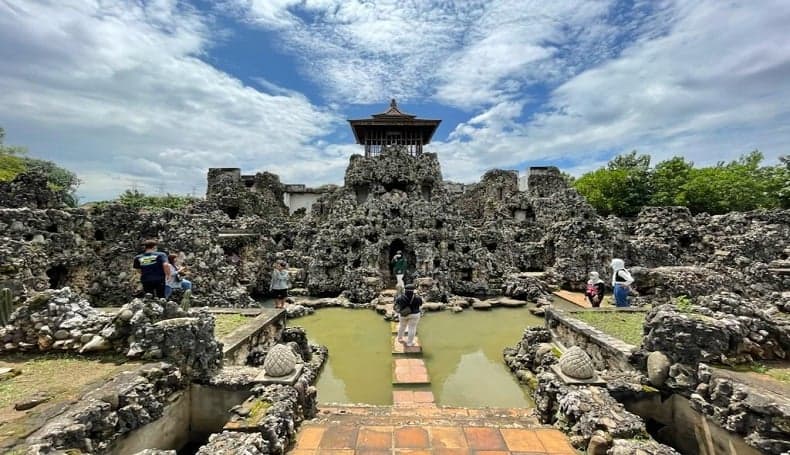 Sejarah Gua Sunyaragi, Tempat Menyepi Para Sultan Cirebon Sejarah Gua Sunyaragi, Tempat Menyepi Para Sultan Cirebon