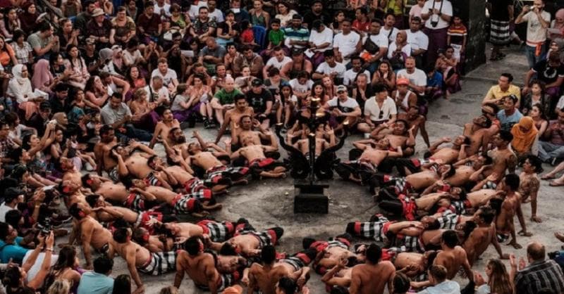 Keunikan Tari Kecak Khas Bali, Penari Bergerak Tak Sadar Tanpa Iringan Alat Musik Keunikan Tari Kecak Khas Bali, Penari Bergerak Tak Sadar Tanpa Iringan Alat Musik
