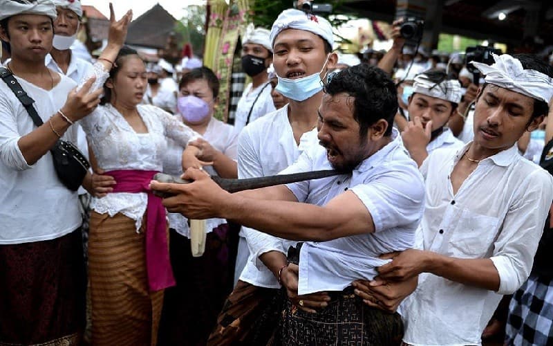 Ritual Ekstrem Ngurek, Tradisi Masyarakat Bali yang Menegangkan Ritual Ekstrem Ngurek, Tradisi Masyarakat Bali yang Menegangkan