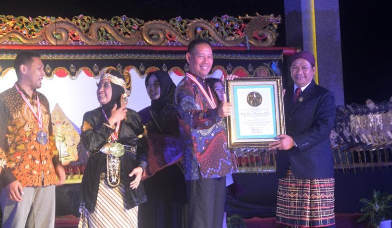 Peringati Bulan Bahasa, FBS Unnes Ciptakan Rekor Penulisan 10.000 Pantun Konservasi Peringati Bulan Bahasa, FBS Unnes Ciptakan Rekor Penulisan 10.000 Pantun Konservasi