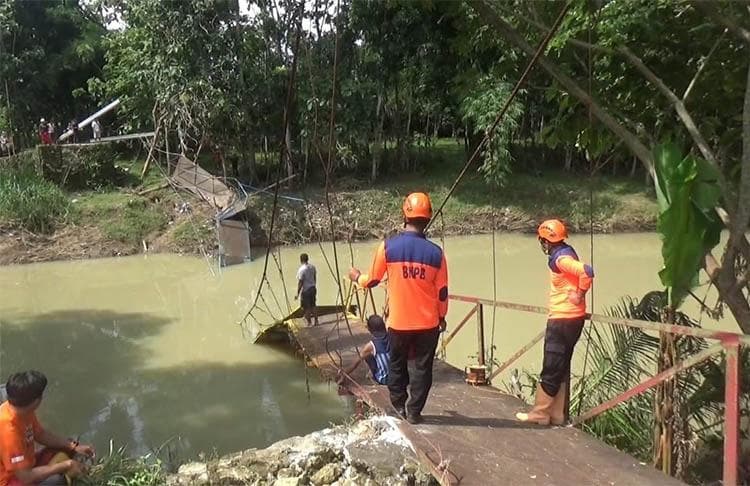Jembatan Pelangi di Gunungkidul Ambruk Diterjang Banjir