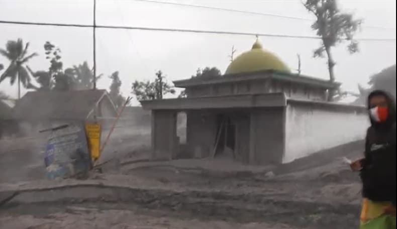 Erupsi Gunung Semeru Rusak Rumah dan Tempat Ibadah di Kajar Kuning, Jembatan Hancur