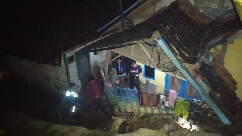 TPT Ambruk Timpa Rumah di Cisurupan Garut, 1 Anak Terluka