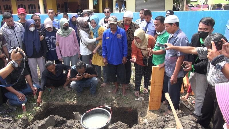 Isak Tangis Keluarga Iringi Pemakaman Lord Rangga di Brebes Isak Tangis Keluarga Iringi Pemakaman Lord Rangga di Brebes