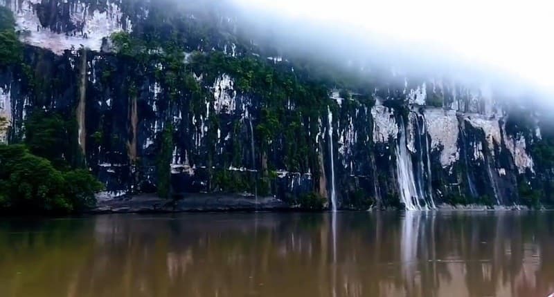 Penampakan Batu Dinding Raksasa di Sungai Mahakam, Ada Peti Mati Kuno Suku Dayak yang Misterius Penampakan Batu Dinding Raksasa di Sungai Mahakam, Ada Peti Mati Kuno Suku Dayak yang Misterius