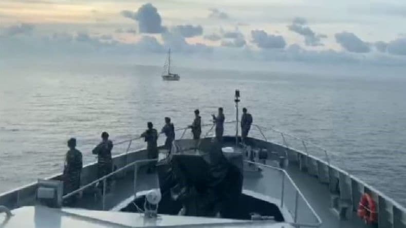 Speedboat China Dolphine Mati Mesin di Laut Jawa, 3 Kru WNA Berhasil Dievakuasi KRI Spica