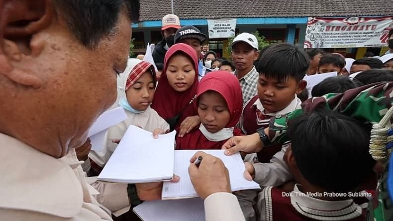 Momen Prabowo Didatangi Anak-Anak SD yang Terdampak Erupsi Semeru, Rebutan Minta Tanda Tangan