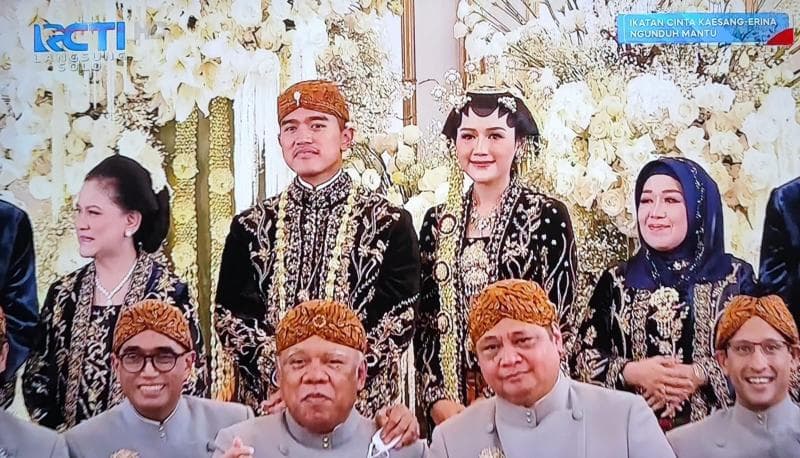 Ganti Busana, Kaesang dan Erina Kenakan Baju Adat Jawa Bludru Ganti Busana, Kaesang dan Erina Kenakan Baju Adat Jawa Bludru