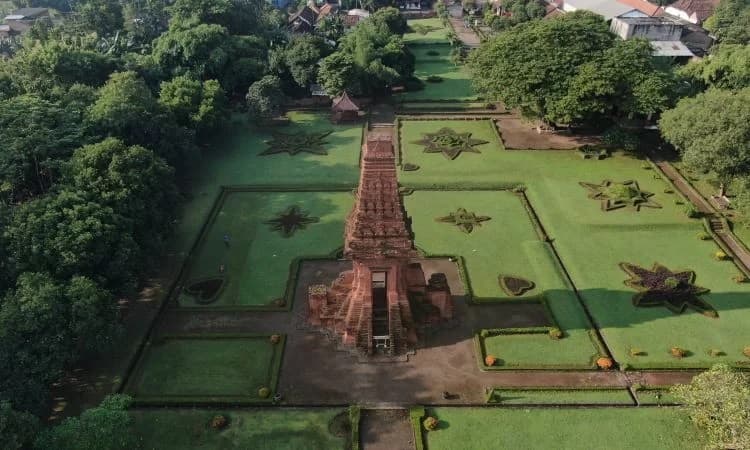 Candi Bajang Ratu, Bangunan Suci untuk Menghormati Raja Jayanegara Candi Bajang Ratu, Bangunan Suci untuk Menghormati Raja Jayanegara