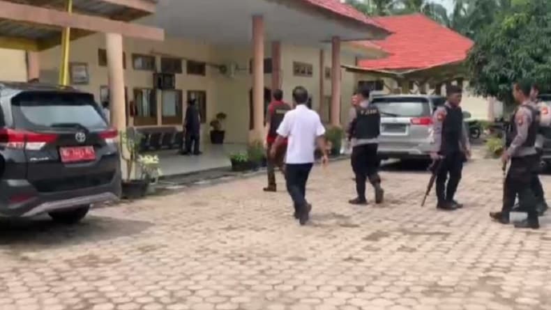 Usut Dugaan Korupsi Proyek Jalan, Kejati Bengkulu Geledah Kantor Dinas PUPR Mukomuko Usut Dugaan Korupsi Proyek Jalan, Kejati Bengkulu Geledah Kantor Dinas PUPR Mukomuko