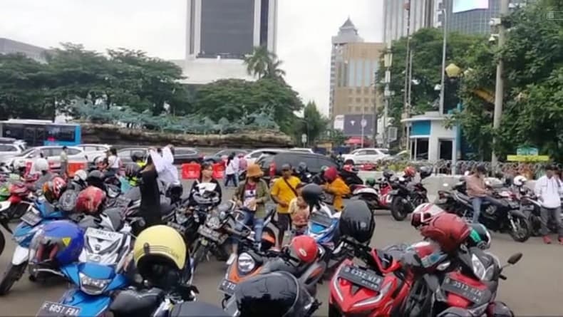 Pengunjung Monas Keluhkan Parkir Liar Rp10.000 untuk Motor: Kaget Dong Pengunjung Monas Keluhkan Parkir Liar Rp10.000 untuk Motor: Kaget Dong