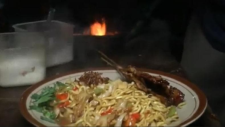 Nikmatnya Mi Tek-Tek di Grobogan, Kuliner Dipadu Sate Ayam yang Bikin Ketagihan Nikmatnya Mi Tek-Tek di Grobogan, Kuliner Dipadu Sate Ayam yang Bikin Ketagihan