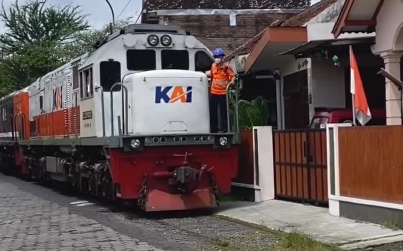 Viral Kereta Api Lewat Percis Depan Rumah Warga, Netizen Heran Kok Bisa Gitu Viral Kereta Api Lewat Percis Depan Rumah Warga, Netizen Heran Kok Bisa Gitu