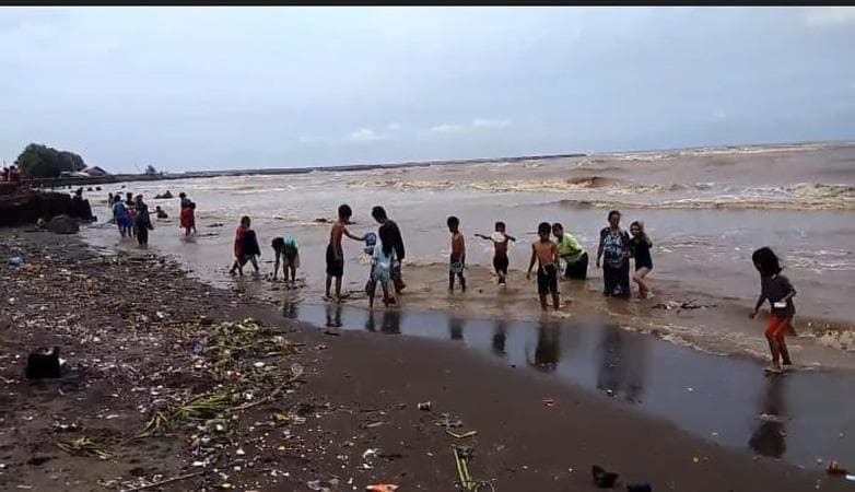 Puluhan Warga Kendal Berburu Kerang Putih yang Terseret Ombak di Pantai Sendang Sikucing Puluhan Warga Kendal Berburu Kerang Putih yang Terseret Ombak di Pantai Sendang Sikucing