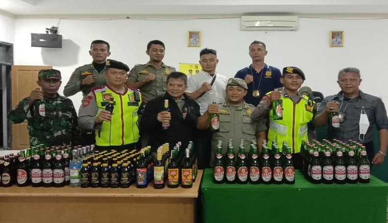 Penggerebekan Hotel di Sukabumi, 3 Pasangan Mesum dan 2 Pelaku Prostitusi Online Diamankan Penggerebekan Hotel di Sukabumi, 3 Pasangan Mesum dan 2 Pelaku Prostitusi Online Diamankan