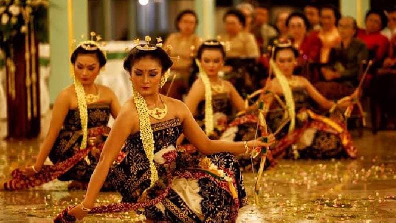 Tari Bedhaya Ketawang: Sejarah, Makna, Pelaksanaan, dan Gerakan Tari Bedhaya Ketawang: Sejarah, Makna, Pelaksanaan, dan Gerakan