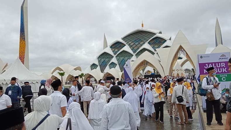 Ribuan Warga Berpakaian Putih Hadiri Persemian Masjid Al Jabbar Bandung