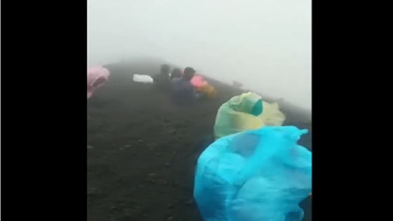 Video Viral Badai dan Kabut di Gunung Rinjani, Pendaki Pasrah Tak Bisa Bergerak Video Viral Badai dan Kabut di Gunung Rinjani, Pendaki Pasrah Tak Bisa Bergerak