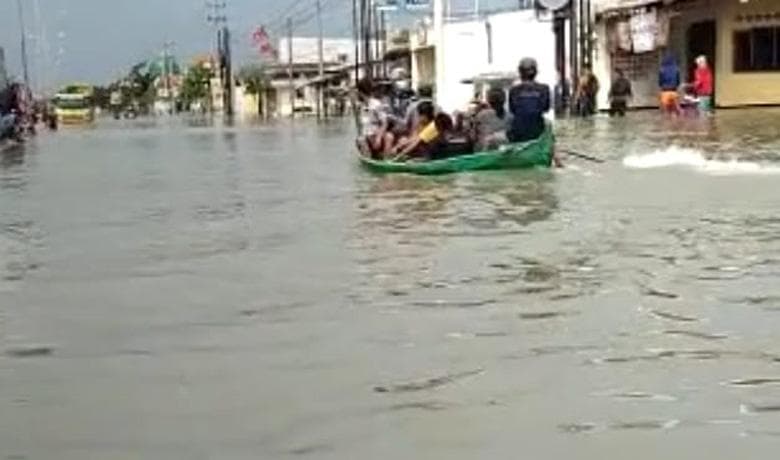 Kawasan Genuk Semarang Diterjang Banjir Parah, Warga Dievakuasi Naik Perahu