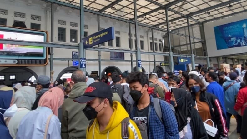 Penumpang Menumpuk di Stasiun Pasar Senen Jakarta Imbas Banjir Semarang Penumpang Menumpuk di Stasiun Pasar Senen Jakarta Imbas Banjir Semarang