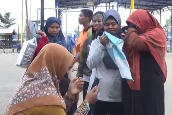 Kisah Timang, TKW Ilegal yang 28 Tahun Hilang Kontak Kini Bertemu Keluarga Lagi Kisah Timang, TKW Ilegal yang 28 Tahun Hilang Kontak Kini Bertemu Keluarga Lagi