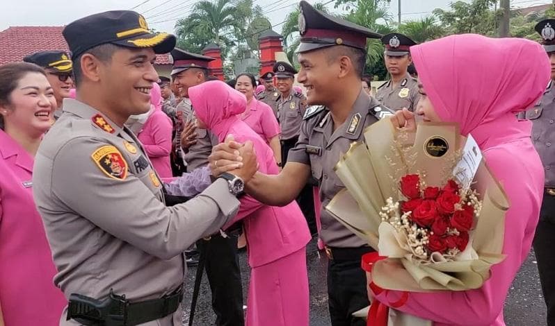 Senyum Semringah Artis Yeni Inka Ikuti Upacara Kenaikan Pangkat Suami di Polres Blora Senyum Semringah Artis Yeni Inka Ikuti Upacara Kenaikan Pangkat Suami di Polres Blora