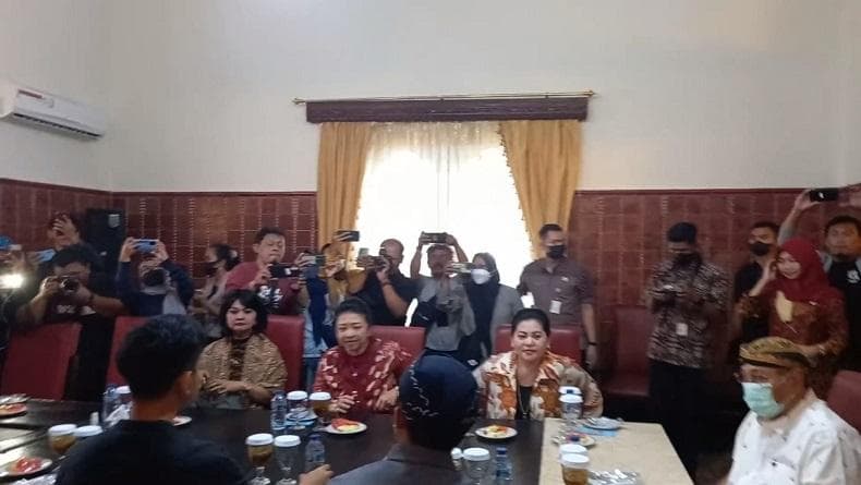 Gibran Gelar Pertemuan Tertutup dengan Kubu Bertikai di Keraton Solo Gibran Gelar Pertemuan Tertutup dengan Kubu Bertikai di Keraton Solo