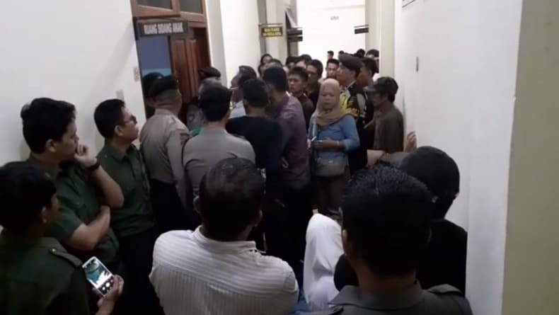 2 Pemerkosa Pelajar SMA di Lahat Divonis 10 Bulan Penjara, Keluarga Korban Ngamuk 2 Pemerkosa Pelajar SMA di Lahat Divonis 10 Bulan Penjara, Keluarga Korban Ngamuk