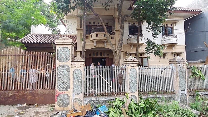 Viral Rumah Mewah Terbengkalai Ditinggali Ibu Anak di Cakung, Damkar Turun Tangan