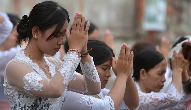 Umat Hindu Bali Sembahyang Hari Raya Galungan dengan Khidmat