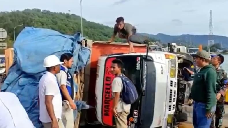 Lagi, Truk Terbalik di Dermaga Pelabuhan Merak akibat Cuaca Buruk Lagi, Truk Terbalik di Dermaga Pelabuhan Merak akibat Cuaca Buruk
