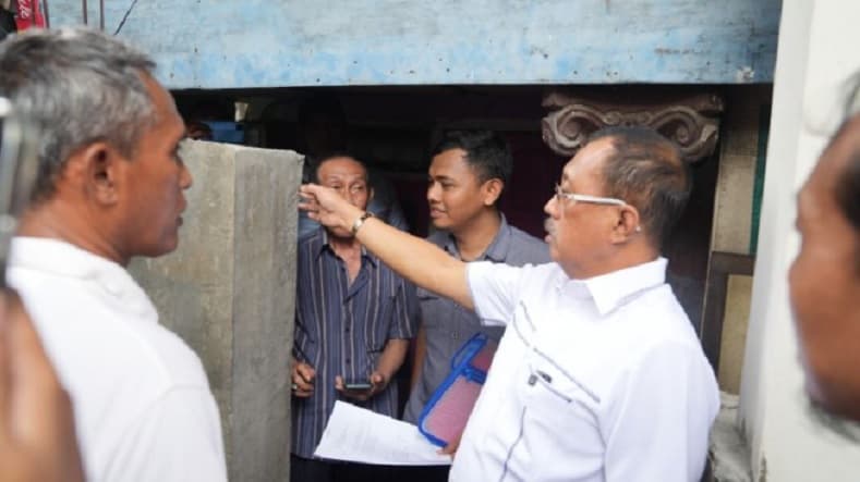 Sengketa Lahan, Warga Surabaya Tutup Akses Jalan Tetangga Pakai Tembok
