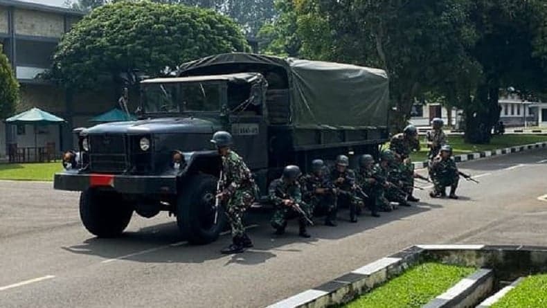 Truk REO M35 Kendaraan Pasukan Elite TNI dan Brimob, Buatan AS Era Perang Vietnam Truk REO M35 Kendaraan Pasukan Elite TNI dan Brimob, Buatan AS Era Perang Vietnam