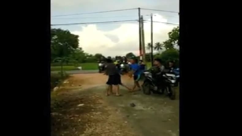 Heboh ABG Duel Malah Jadi Ditonton Teman-Temannya di Tanah Laut Heboh ABG Duel Malah Jadi Ditonton Teman-Temannya di Tanah Laut