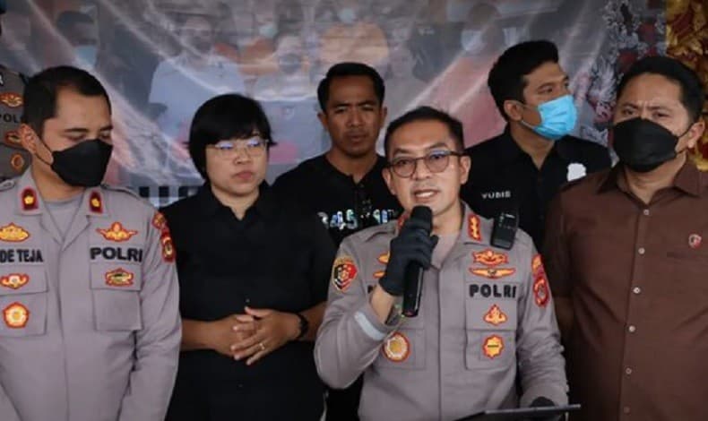 Bule Amerika Ngamuk di Kafe, Lukai Pelayan dan Ancam Pengunjung dengan Pisau Bule Amerika Ngamuk di Kafe, Lukai Pelayan dan Ancam Pengunjung dengan Pisau