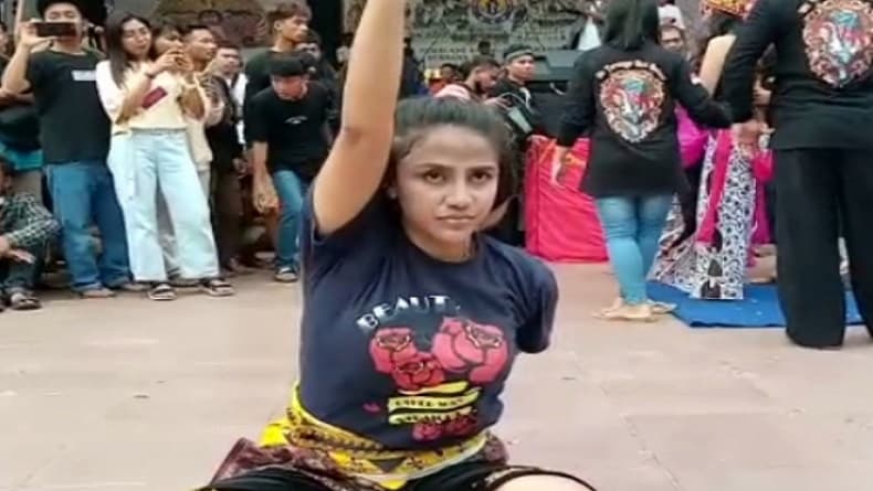 Wajah Mirip Bule, Perempuan Ini Jadi Pawang Kuda Lumping, Penonton sampai Tak Berkedip Wajah Mirip Bule, Perempuan Ini Jadi Pawang Kuda Lumping, Penonton sampai Tak Berkedip