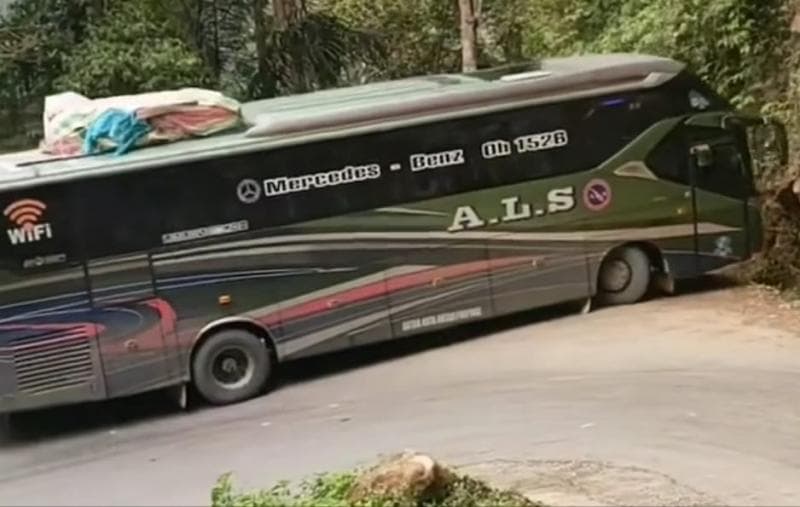 Viral Sopir Bus PO ALS Taklukkan Tikungan Ekstrem Kuburan Duo Rimbo, Netizen: Ngeri Skill Dewa Viral Sopir Bus PO ALS Taklukkan Tikungan Ekstrem Kuburan Duo Rimbo, Netizen: Ngeri Skill Dewa