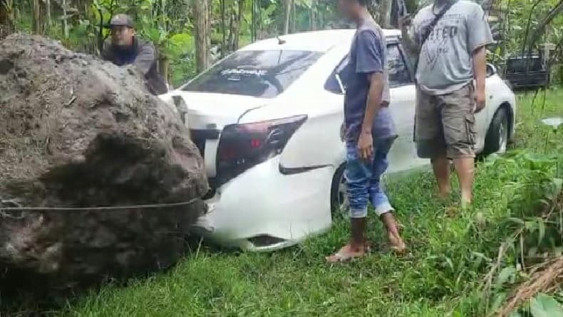 Ngeri, Batu Besar Berjatuhan dari Bukit Rusak 1 Mobil di Cipongkor KBB