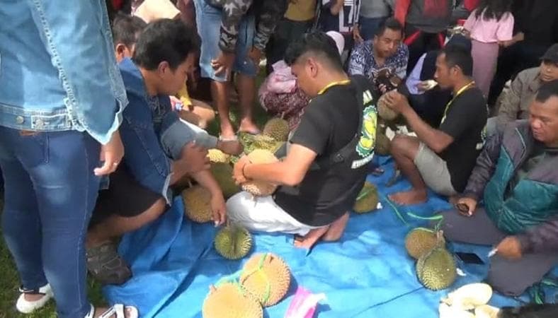 Wajib Dicoba, Durian Lokal di Kendal Ini Murah tapi Rasa Tak Kalah dengan Musangking Wajib Dicoba, Durian Lokal di Kendal Ini Murah tapi Rasa Tak Kalah dengan Musangking