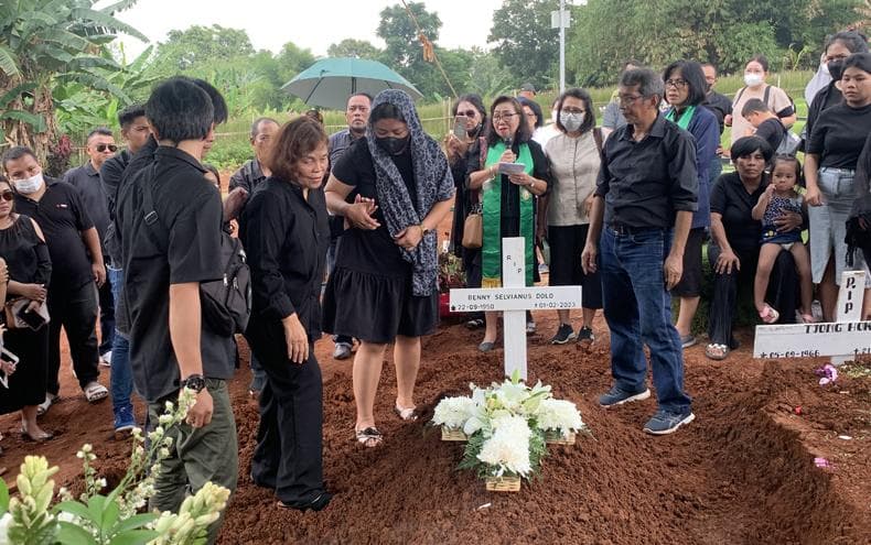 Tangis Haru Pecah di Pemakaman Benny Dollo, Mantan Pelatih Timnas Indonesia