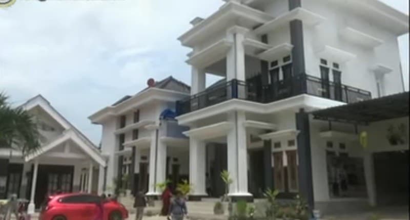 Viral Kampung Tajir di Sumenep Rumahnya Mewah Semua, padahal Warganya Jualan Kelontong Viral Kampung Tajir di Sumenep Rumahnya Mewah Semua, padahal Warganya Jualan Kelontong