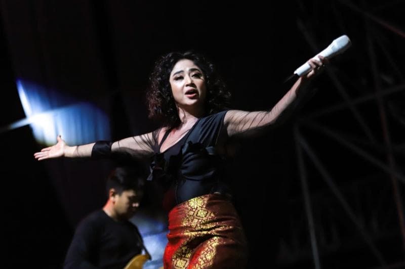 Dewi Perssik Sukses Goyang Panggung Festival Pasar Musik, Penonton Histeris Kegirangan Dewi Perssik Sukses Goyang Panggung Festival Pasar Musik, Penonton Histeris Kegirangan