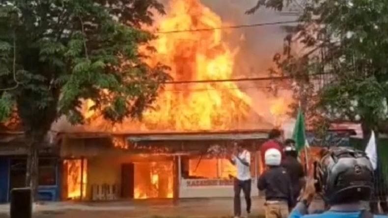 Rumah Makan Padang di Tarakan Terbakar, Diduga akibat Tabung Gas Meledak Rumah Makan Padang di Tarakan Terbakar, Diduga akibat Tabung Gas Meledak